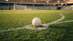 Fußball auf dem markierten Elfmeterpunkt eines grünen Spielfelds