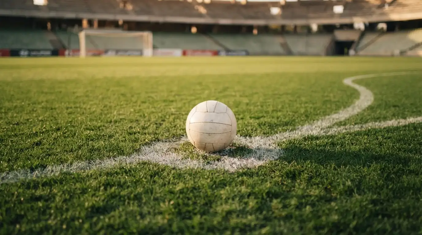 Fußball auf dem markierten Elfmeterpunkt eines grünen Spielfelds